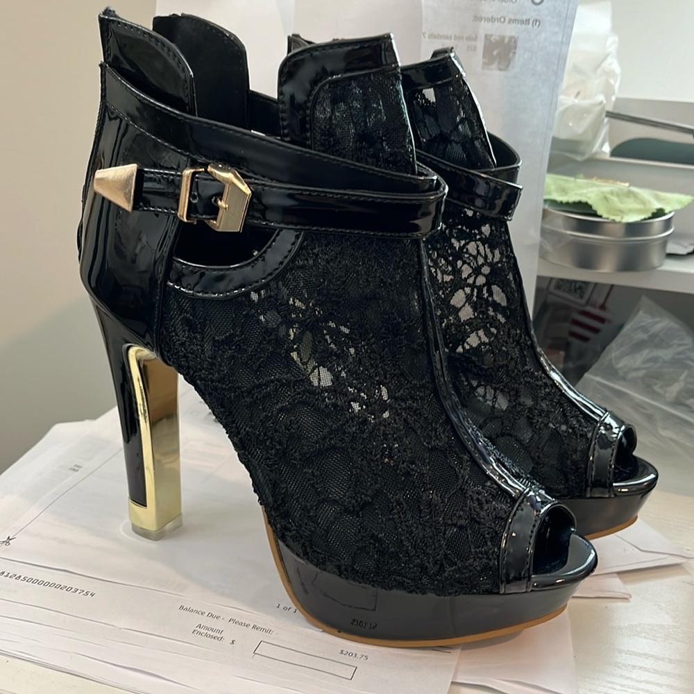 Lace peep toe black and Gold 7pumps